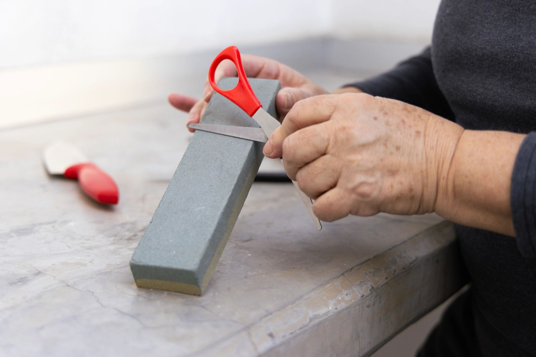 Professional sharpening a cutting tool